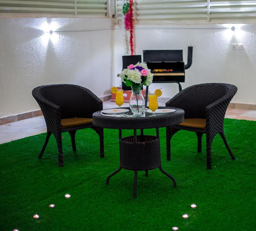 Rest Night Serviced Apartments- Alhamra Ер-Ріяд Екстер'єр фото Artificial grass in a hotel